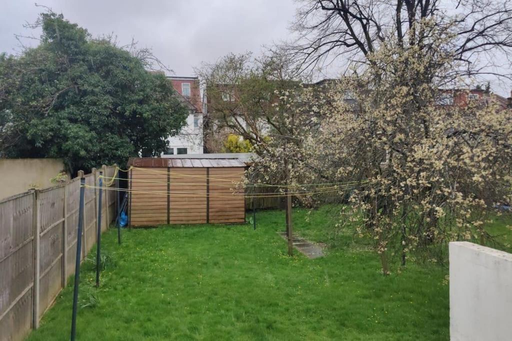 Large Studio Garden Flat On Golders Green Road London Bagian luar foto