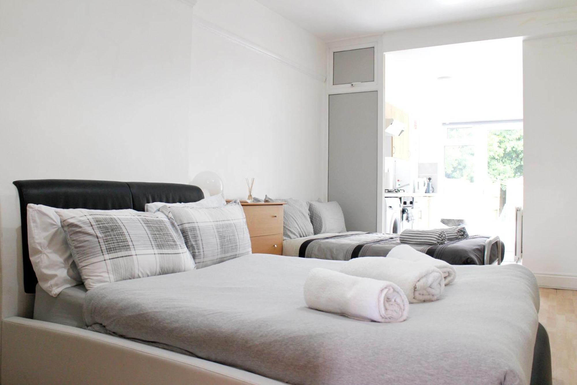 Large Studio Garden Flat On Golders Green Road London Bagian luar foto