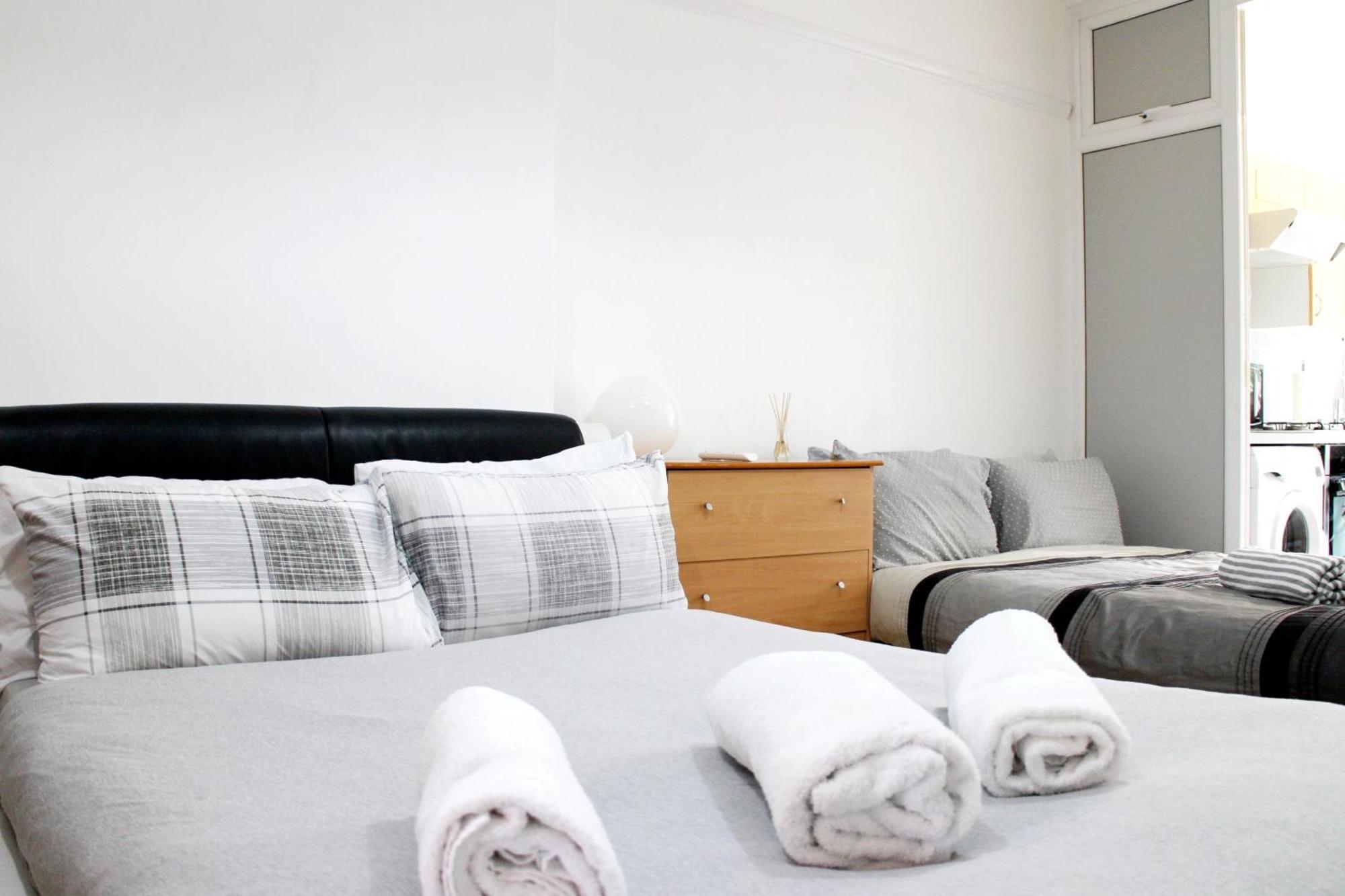 Large Studio Garden Flat On Golders Green Road London Bagian luar foto